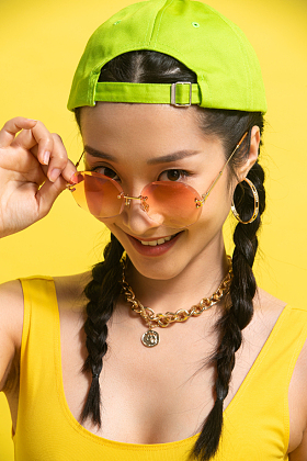 个性的年轻女孩图片