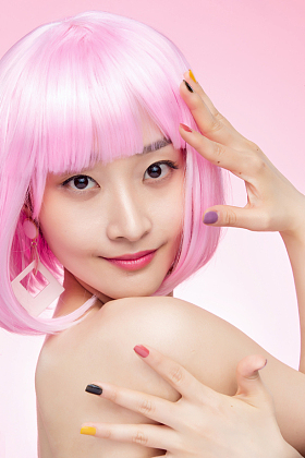 带着假发涂着指甲油的自信女孩