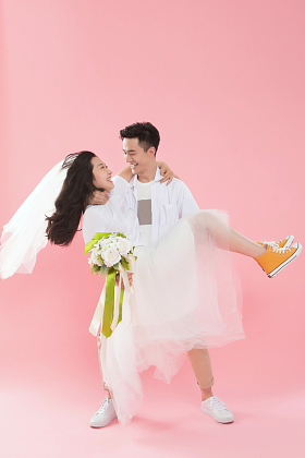 幸福的青年男人抱起女朋友图片
