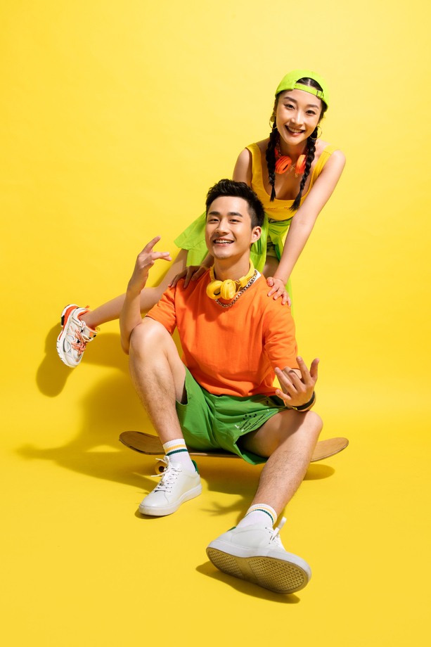 青年伴侣一起玩滑板图片 青年伴侣一起玩滑板图片