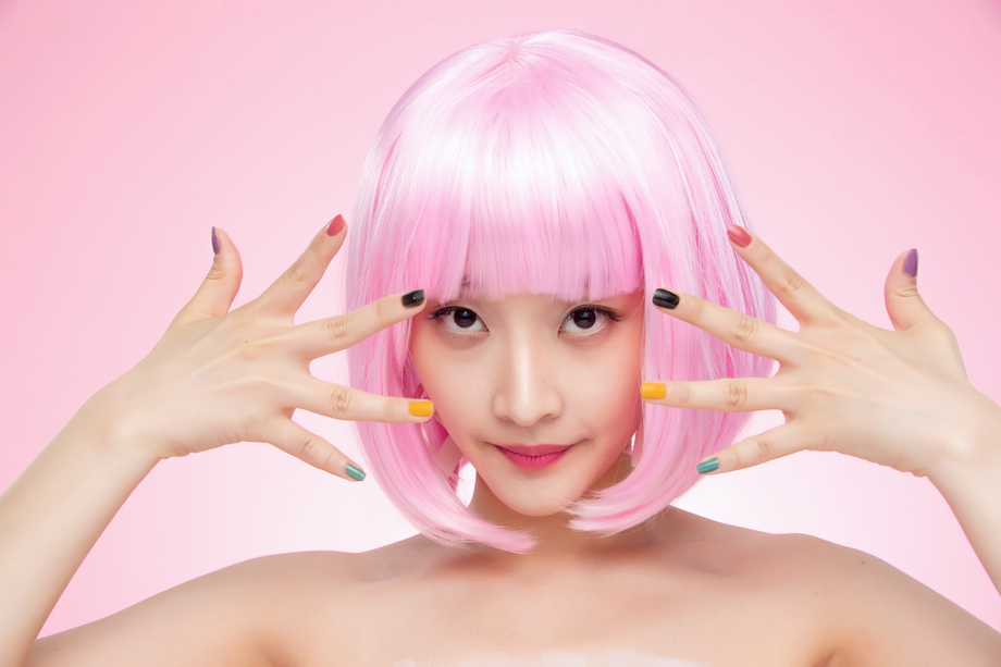 带着假发涂着指甲油的个性女孩