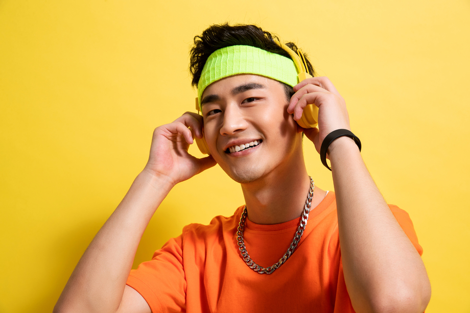 听音乐的个性青年男人照片