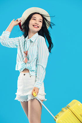 拉着行李箱去旅行的年轻女孩图片