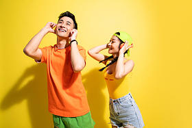 带着耳机听音乐的青年伴侣图片