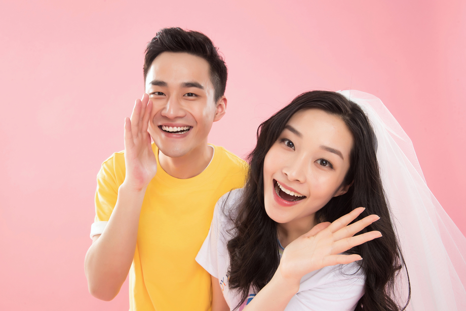 时尚青年伴侣大声喊叫 时尚青年伴侣大声喊叫