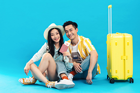 幸福的青年情侣一起去旅游图片