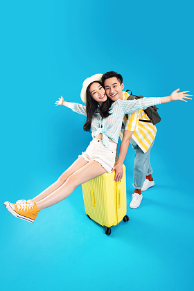 幸福的青年情侣一起去旅游图片