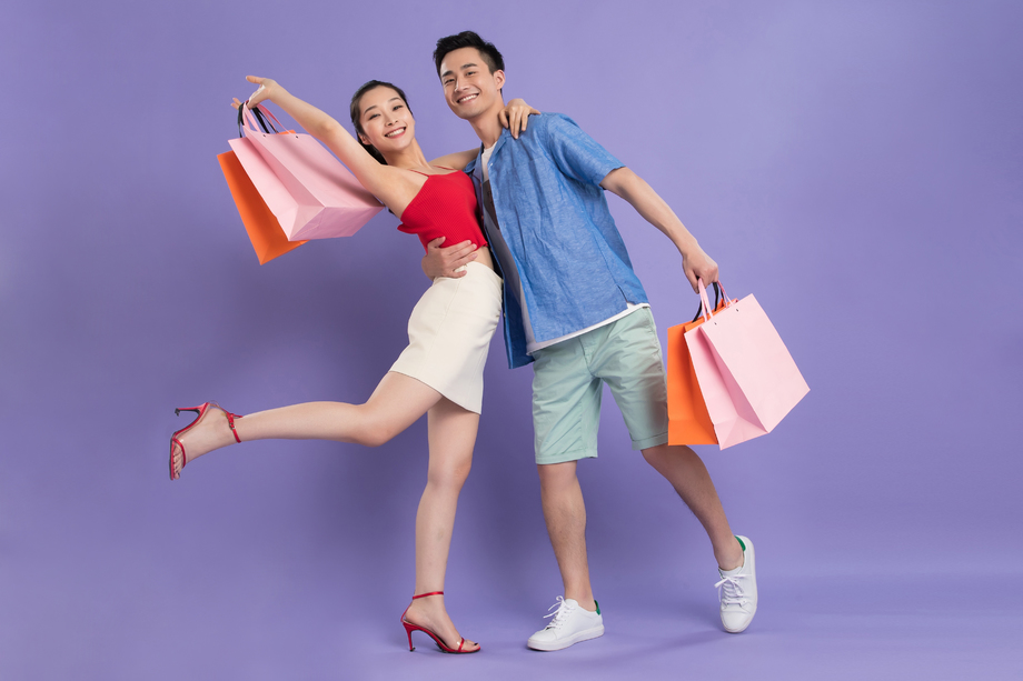 快乐的青年情侣购物 快乐的青年情侣购物