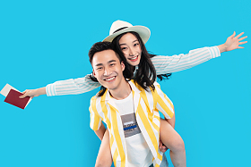 快乐的青年男人背着女朋友去旅游