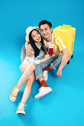 幸福的青年情侣一起去旅游图片