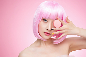 手指夹着马卡龙的个性女孩