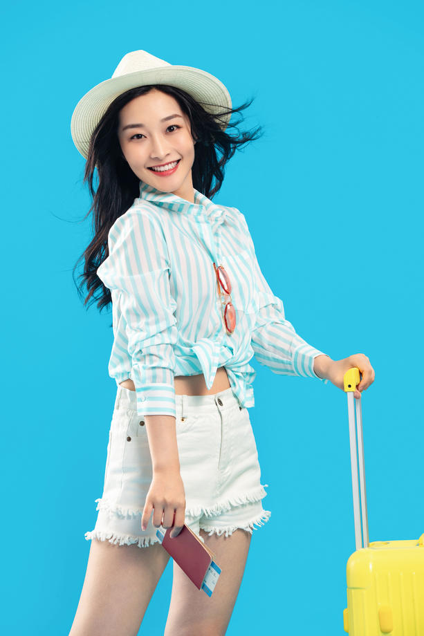 拿着行李箱的年轻女孩图片 拿着行李箱的年轻女孩图片