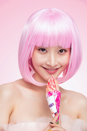 时尚年轻女孩拿着冰淇淋图片