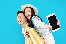 快乐的青年男人背着女朋友去旅游