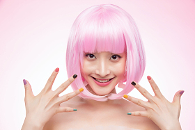 带着假发涂着指甲油的年轻女孩