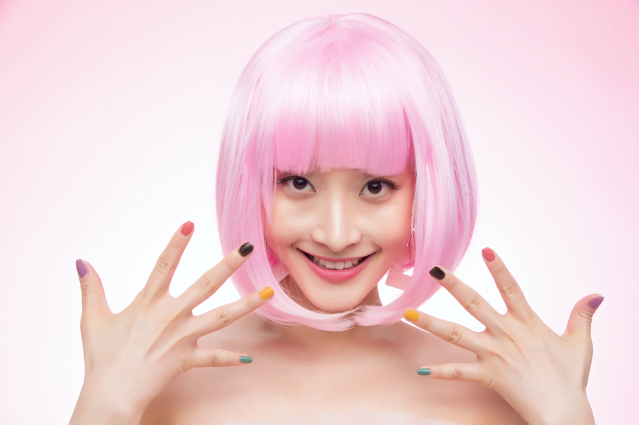 带着假发涂着指甲油的年轻女孩