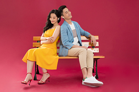 背靠背听音乐的浪漫情侣图片