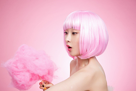 拿着棉花糖的年轻女孩图片