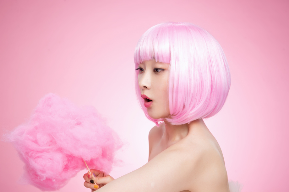 拿着棉花糖的年轻女孩图片