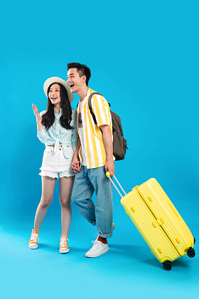 快乐的青年情侣一起去旅游图片