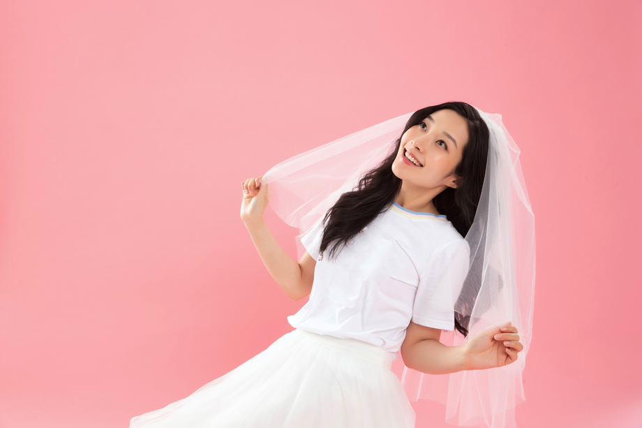 带着头纱的青年女人 带着头纱的青年女人