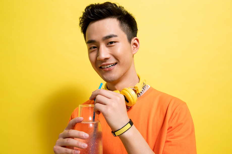 喝饮料的青年男人图片