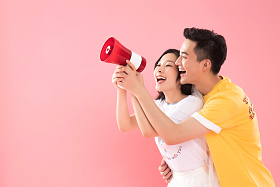 青年伴侣拿着扩音器喊叫图片