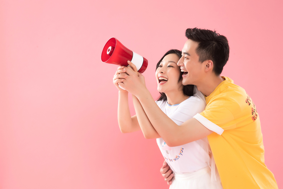 青年伴侣拿着扩音器喊叫图片 青年伴侣拿着扩音器喊叫图片