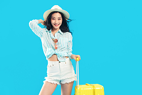 拿着行李箱的年轻女孩图片