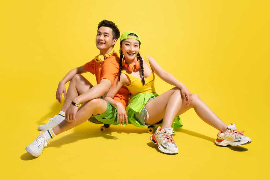 坐在滑板上的青年情侣 坐在滑板上的青年情侣