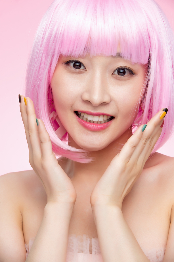 捧着脸的年轻女孩照片