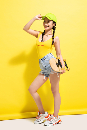 拿着滑板的年轻女孩