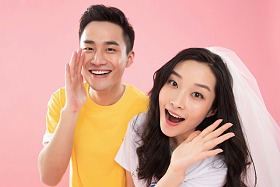 时尚青年伴侣大声喊叫图片