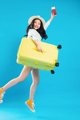 出发去旅行的年轻女孩照片