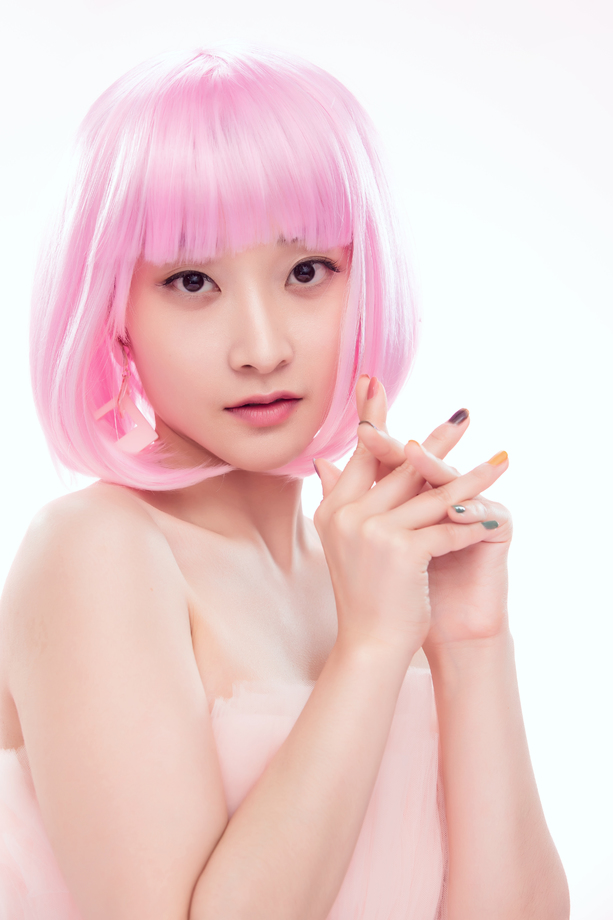 带着粉色假发的年轻女孩 带着粉色假发的年轻女孩