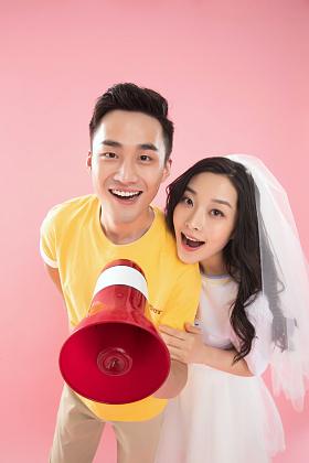 时尚青年伴侣拿着扩音器图片