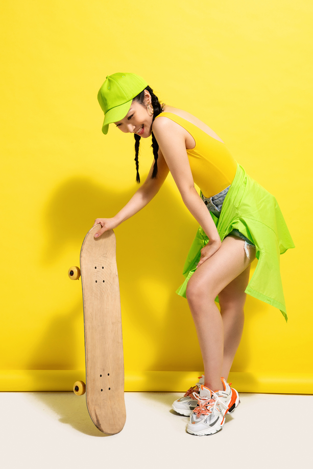 扶着滑板的年轻女孩图片