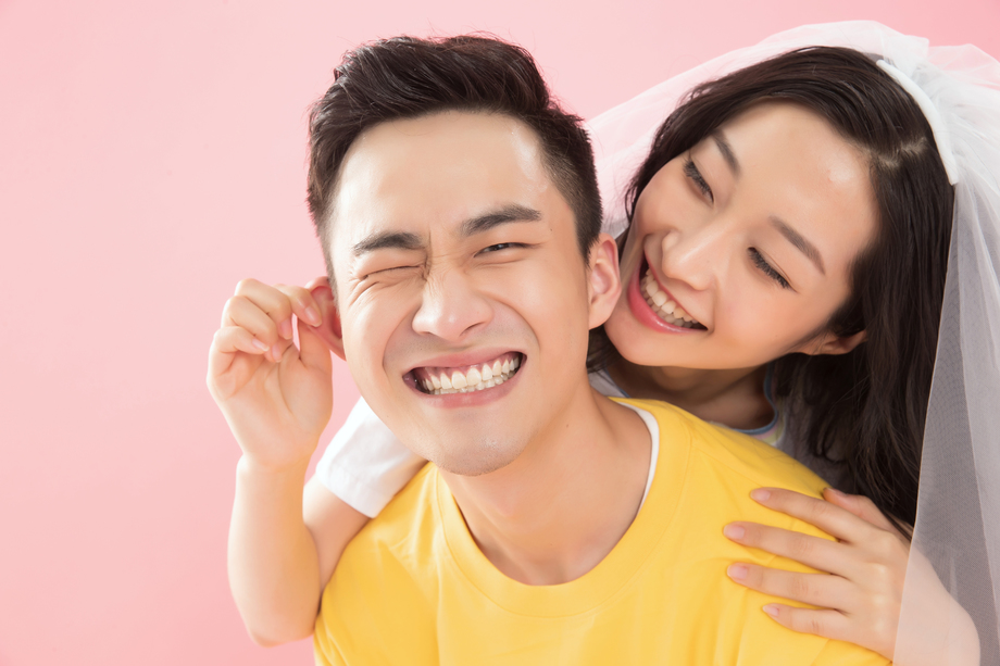 嬉戏的亲密青年伴侣图片 嬉戏的亲密青年伴侣图片