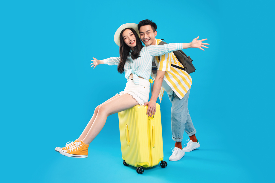 幸福的青年情侣一起去旅游照片