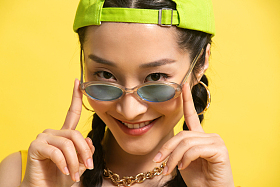 个性的年轻女孩特写图片