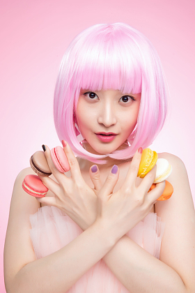 手指夹满马卡龙的个性女孩图片