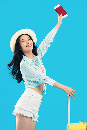 准备出发去旅行的年轻女孩图片