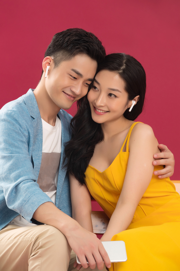 听音乐的浪漫情侣图片 听音乐的浪漫情侣图片