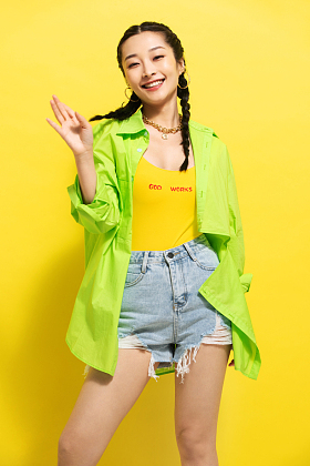 快乐的青年女人照片