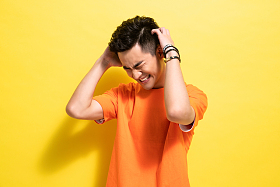 头痛的青年男人图片