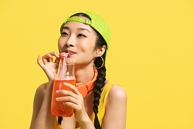 喝饮料的快乐青年女人图片