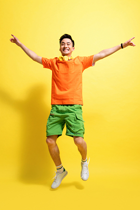 充满活力的青年男人图片