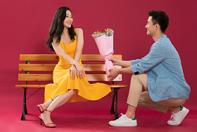 青年男人给女朋友送花照片