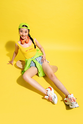 坐在滑板上休息的年轻女孩