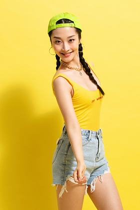 快乐自信的年轻女孩图片